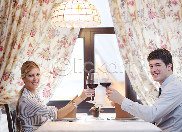함께함 행복 남자 두명 성인 성인만 여자 JPG 옆모습 포토 해외이미지 건배 데이트 들기 레스토랑 미소(표정) 상반신 식사 실내 앉기 연애 와인 조명 커플 탁자 해외202004