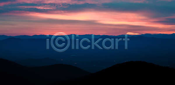 사람없음 JPG 포토 해외이미지 6월 7월 가로 계곡 구름 꽃 나무 봄 산 산등성이 야외 언덕 여름 여행 응시 자연 절정 주간 탐험 풍경 하늘 해외202004 해외포토 햇빛 황무지