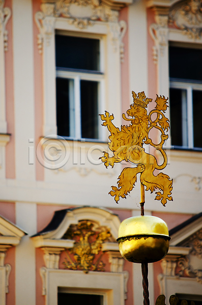 사람없음 JPG 포토 해외이미지 건축양식 골동품 금속 보헤미아 사자 심볼 역사 옛날 유럽 창문 체코 프라하 해외202004 황금