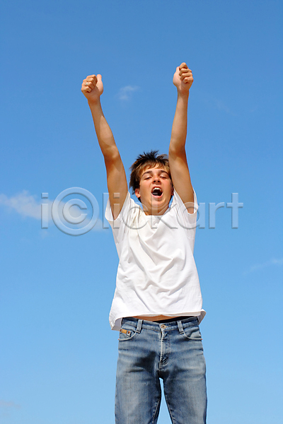 감탄 기쁨 성공 자유 행복 10대 남자 백인 소년 한명 JPG 포토 해외이미지 1 고립 관리 내추럴 무기 셔츠 야외 얼굴 여름(계절) 옷 우승 자연 점프 청바지 티셔츠 파란색 펼침 포즈 표현 표현성 하늘 해외202004 햇빛