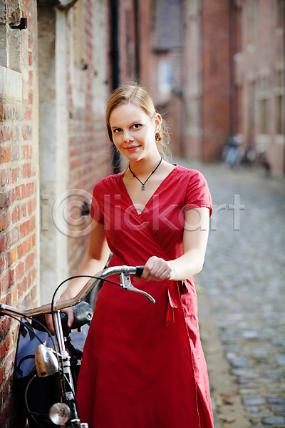 여유 사람 여자 한명 JPG 포토 해외이미지 거리 금발 맑음 복고 빨간색 서기 세로 수확 야외 여름(계절) 자전거 해외202004