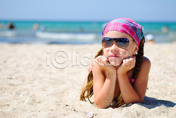 행복 백인 사람 어린이 여자 한명 JPG 포토 해외이미지 라이프스타일 맑음 모래 물 미소(표정) 바다 선글라스 수평선 야외 여름(계절) 여행 자연 하늘 해변 해외202004 휴가