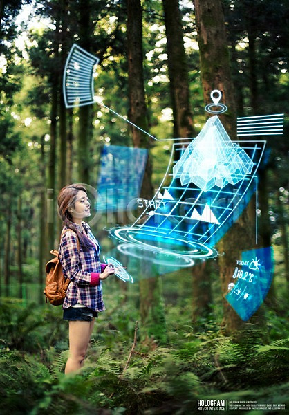 미래 편리함 동양인 사람 여자 여자만 여자한명만 한국인 한명 3D PSD 디지털합성 편집이미지 나무 네비게이션 등산 디지털아트 배낭 산 숲 식물 안식처 야외 여행 주간 홀로그램