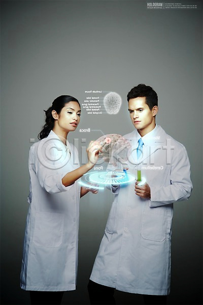 미래 편리함 남자 두명 사람 서양인 성인 성인만 여자 외국인 3D PSD 디지털합성 편집이미지 뇌 디지털아트 의사 의학 장기(의학) 홀로그램