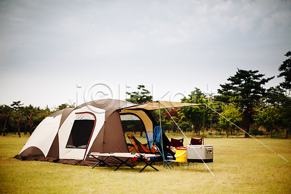 사람없음 JPG 포토 강원도 나무 식물 식탁 아이스박스 야외 양양 오브젝트 의자 주간 채집망 캠핑 캠핑도구 텐트 풍경(경치) 하늘 한국