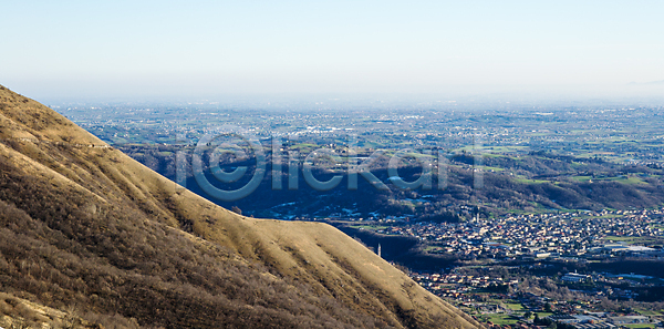 사람없음 JPG 포토 해외이미지 가로 건축양식 계곡 내추럴 도시 도시풍경 땅 마을 산 수평선 숲 안테나 야외 언덕 연기 외관 유럽 이탈리아 자연 장면 조감도 주택 지붕 초록색 타운 풍경 해외202004 해외포토