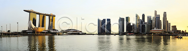 고급 동양인 사람없음 JPG 포토 해외이미지 건물 건축양식 경기장 고층빌딩 교통시설 노란색 도시 도시풍경 도심 랜드마크 물 바다 보트 비즈니스 사무실 산업 센터 수평선 싱가폴 아시아 아치 안테나 여행 엽서 유리 일몰 지역 천연기념물 파노라마 포트 항구 해외202004 해외포토 호텔 화물