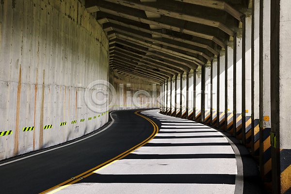사람없음 JPG 포토 해외이미지 건축양식 고속도로 교통시설 굴곡 길 대만 도로 미술관 반사 방법 빛 사인 산 아스팔트(도로) 안전 야외 오픈 운전 콘크리트 터널 통로 표시 해외202004