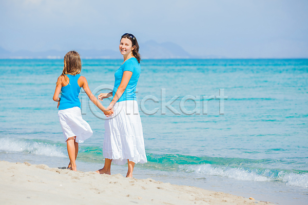 기쁨 함께함 행복 두명 백인 사람 성인 소년 아기 어린이 여자 JPG 포토 해외이미지 가로 가족 걸음마 딸 라이프스타일 모래 물 바다 야외 엄마 여름(계절) 육아 이국적 장난 터키석 파란색 해외202004 휴가 흰색