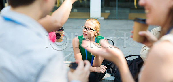 따뜻함 여유 우정 행복 백인 사람 성인 여자 한명 JPG 포토 해외이미지 그룹 단절 대화 도시 동료 라이프스타일 머그컵 모임 비즈니스 소셜 식당 앉기 야외 음료 이벤트 친구 카페 커피 컵 토론 통신 학생 해외202004 해외포토 회의