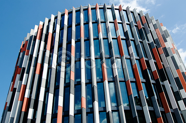 사람없음 JPG 포토 해외이미지 거울 건물 건축양식 묘사 빨간색 오렌지 원형 유리 파란색 해외202004 회색 흰색