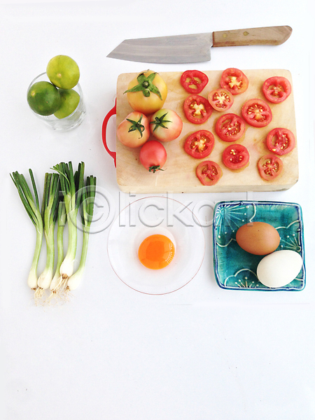 사람없음 JPG 포토 해외이미지 계란 나무도마 방울토마토 식재료 식칼 실내 토마토 파 해외202004 흰배경