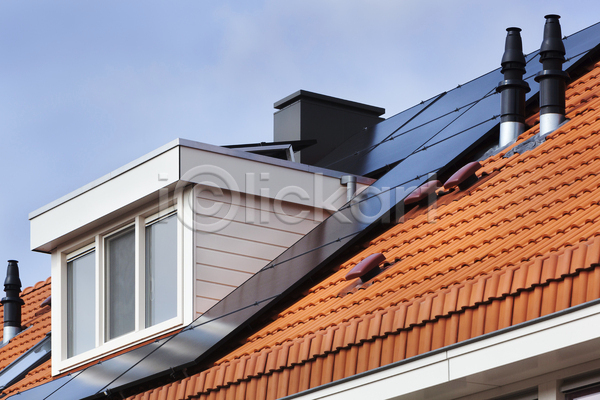 사람없음 JPG 포토 해외이미지 야외 주간 주택 지붕 집열판 태양에너지 풍경(경치) 해외202004
