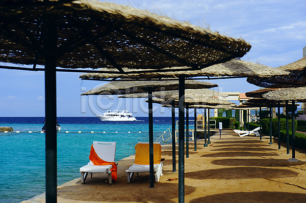 사람없음 JPG 포토 해외이미지 건물 물 바다 의자 이집트 하늘 해외202004 호텔 홍해 휴가 휴양지