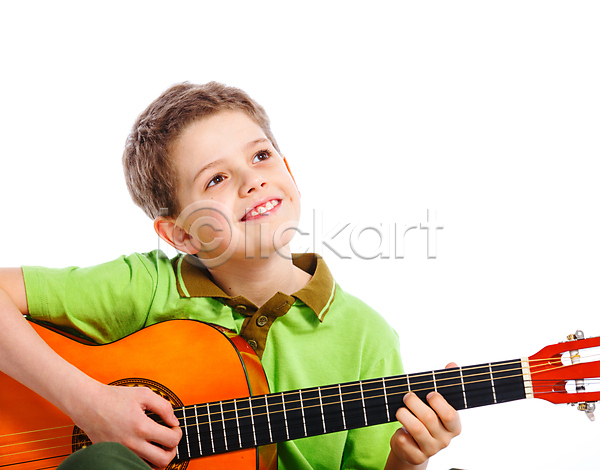 남자 소년 소년한명만 어린이 한명 JPG 앞모습 포토 해외이미지 기타 기타리스트 미소(표정) 상반신 실내 연주 음악 해외202004 흰배경