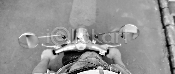 기쁨 자유 청춘 클래식 행복 남자 백인 사람 한명 JPG 포토 해외이미지 거리 교통시설 도로 디자인 모션 모터 무료 백그라운드 복고 속도 수염 수확 스쿠터 스타일 승차 앉기 야외 얼굴 여행 여행객 오토바이 운전 자전거 해외202004 해외포토 헬멧 휴가 힙스터