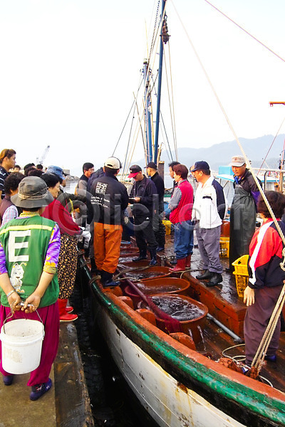 남자 사람 여러명 여자 JPG 포토 경매 교통 배(교통) 백그라운드 산업 수상교통 야외 어류 어부 어선 어업 어촌 주간 해산물