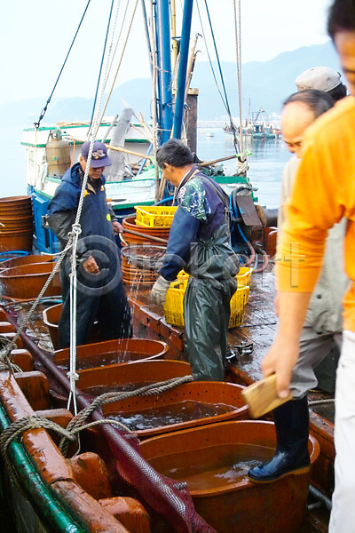 남자 남자만 사람 여러명 JPG 포토 경매 교통 배(교통) 백그라운드 산업 수상교통 야외 어류 어부 어선 어업 어촌 주간 해산물