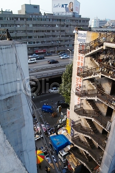 사람없음 JPG 포토 하이앵글 건물 건축 건축부분 계단 노점상 도로 시설물 시장 아파트 야외 주간 파라솔 현대건축