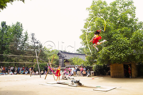 군중 남자 동양인 사람 여러명 여자 JPG 포토 공연 널뛰기 놀이 문화 민속 야외 예술 전통 전통놀이 주간 한국 한국전통