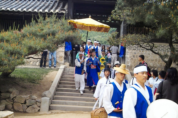 남자 동양인 사람 여러명 여자 JPG 포토 결혼 나무 식물 신랑 야외 전통 전통의례 전통혼례 주간 한국 한국문화 한국전통