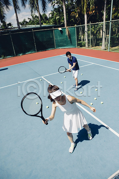 20대 남자 동양인 두명 사람 성인 성인만 여자 청년만 한국인 2015년태국 JPG 앞모습 포토 하이앵글 해외기획촬영 건강 들기 라이프스타일 라켓 라켓(테니스) 모션 서기 스포츠 야외 운동 전신 주간 커플 커플라이프 테니스 테니스공 테니스장 휘두르기