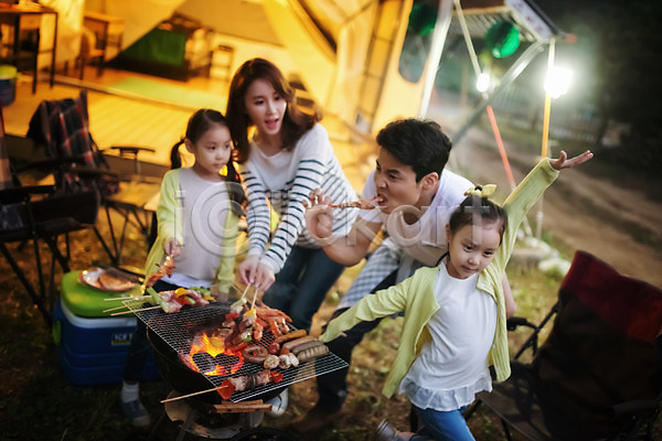 즐거움 화목 30대 남자 동양인 사람 성인 소녀(어린이) 어린이 여러명 여자 한국인 JPG 앞모습 포토 가족 가족라이프 강원도 굽기 꼬치구이 들기 라이프스타일 먹기 모션 바비큐 상반신 서기 쌍둥이 아빠 야외 양양 엄마 육류 음식 자매 주간 캠핑 캠핑장 텐트 한국