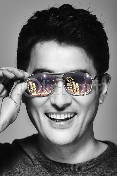 과거 남자 동양인 사람 한국인 한명 3D JPG 디지털합성 편집이미지 흑백 건물 꿈 도시 디지털아트 미소(표정) 반사 선글라스 안경 야경