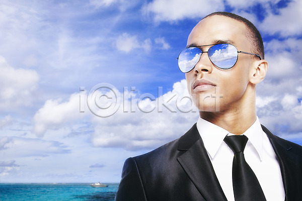 과거 남자 남자만 남자한명만 사람 서양인 성인 성인남자만 성인만 외국인 한명 3D JPG 디지털합성 편집이미지 구름(자연) 꿈 디지털아트 바다 반사 비즈니스맨 선글라스 안경 정장 하늘