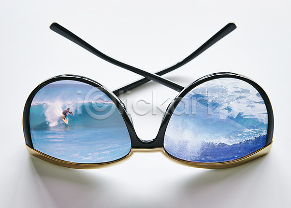 과거 남자 남자만 남자한명만 사람 성인 성인남자만 성인만 한명 3D JPG 디지털합성 편집이미지 꿈 디지털아트 바다 반사 서퍼 서핑 선글라스 안경 파도 휴가 휴양지