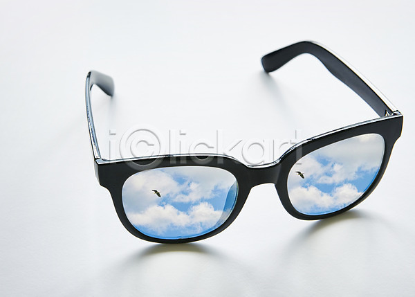 과거 사람없음 3D JPG 디지털합성 편집이미지 구름(자연) 꿈 디지털아트 반사 선글라스 안경 조류 하늘