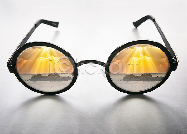 과거 사람없음 3D JPG 디지털합성 편집이미지 꿈 돌(바위) 디지털아트 바다 바위(돌) 반사 선글라스 안경 일몰