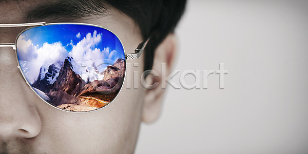 과거 남자 남자만 남자한명만 사람 성인 성인남자만 성인만 신체부위 한명 3D JPG 디지털합성 편집이미지 구름(자연) 꿈 눈(날씨) 디지털아트 반사 산 선글라스 안경 얼굴 풍경(경치) 하늘