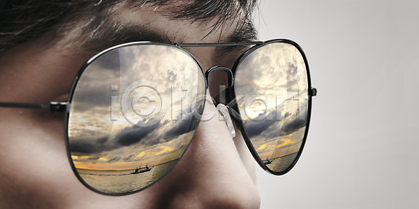 과거 남자 남자만 남자한명만 사람 성인 성인남자만 성인만 신체부위 한명 3D JPG 디지털합성 편집이미지 구름(자연) 꿈 디지털아트 바다 반사 선글라스 안경 얼굴