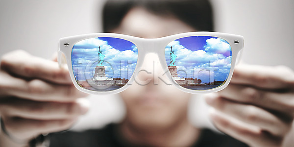 과거 남자 남자만 남자한명만 사람 성인 성인남자만 성인만 한명 3D JPG 디지털합성 편집이미지 꿈 디지털아트 반사 선글라스 안경 자유의여신상 풍경(경치)