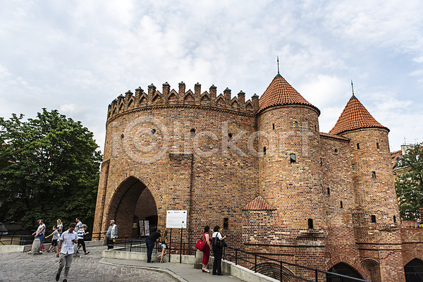 사람 여러명 JPG 포토 구시가지 동유럽 바르샤바 성 성벽 야외 여행객 유럽 주간 폴란드 풍경(경치) 해외풍경
