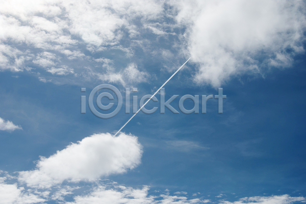 사람없음 JPG 포토 해외이미지 구름(자연) 백그라운드 비행기 비행운 야외 연기 제트기 주간 파란색 하늘 해외202004