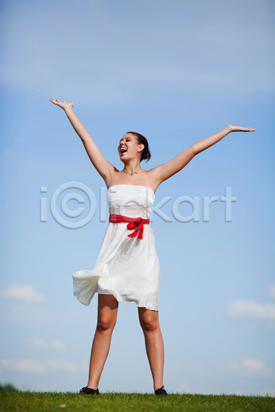 행복 사람 한명 JPG 포토 해외이미지 갈색머리 구름(자연) 드레스 라이프스타일 미소(표정) 바람 빨간색 손들기 올려보기 파란색 하늘 해외202004 흰색