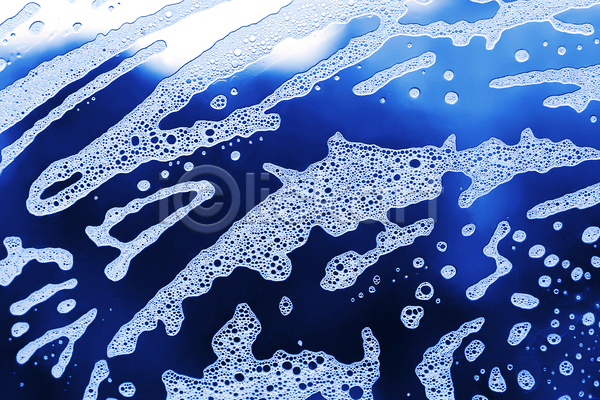 신선 사람없음 JPG 포토 해외이미지 가로 거품 그림 내추럴 닫기 묘사 물 물방울 백그라운드 비누 빛 빨래 세제 액체 유리 젖음 질감 창문 추상 투명 파란색 패턴 표면 해외202004