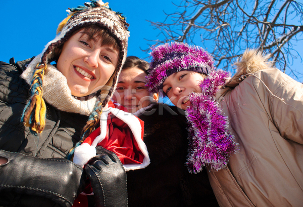 기쁨 우정 추위 행복 백인 사람 성인 세명 소녀(어린이) 여자 JPG 포토 해외이미지 가방 겨울 나무 놀람 라이프스타일 미소(표정) 빨간색 선물 응시 잡기 주기 크리스마스 해외202004 휴가 흰색