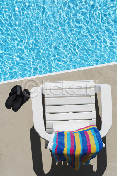 휴식 사람없음 JPG 포토 해외이미지 계절 당구 맑음 물 백그라운드 샌들 수건 수영 야외 여름(계절) 여행 의자 주말 파란색 해외202004 햇빛 휴가 휴양지