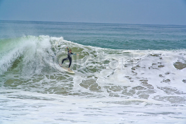 남자 중년 한명 JPG 포토 해외이미지 물 바다 서퍼 서핑 서핑보드 스포츠 잠수복 캘리포니아 태평양 파도 해외202004