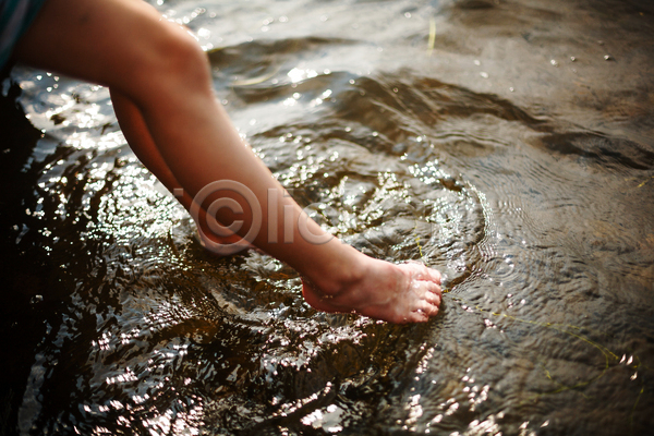 따뜻함 신선 백인 사람없음 어린이 JPG 포토 해외이미지 강 물 발 발가락 야외 여름(계절) 자연 해외202004 호수