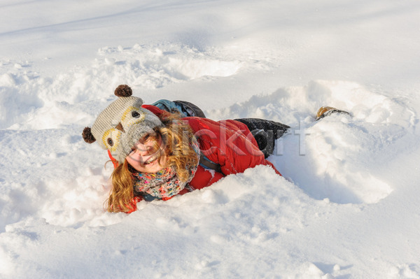 기쁨 떨어짐 신선 추위 행복 여자 한명 JPG 포토 해외이미지 거짓말 겨울 냉동 놀이 다운 미소(표정) 배낭 빨간색 자연 장난 제설기 해외202004 흰색
