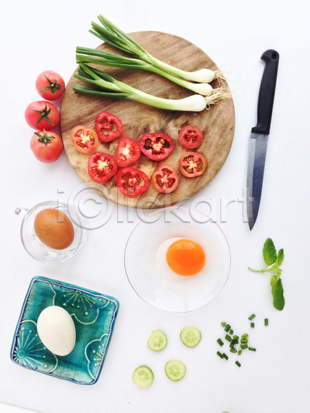 사람없음 JPG 포토 해외이미지 계란 나무도마 단면 방울토마토 식재료 식칼 실내 토마토 파 해외202004 흰배경