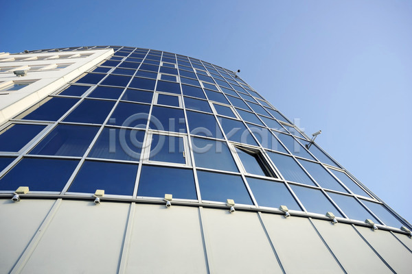 사람없음 JPG 포토 해외이미지 건물 건축양식 고층빌딩 반사 사무실 오픈 유리 창문 철강 콘크리트 파란색 파편 하늘 해외202004 회사