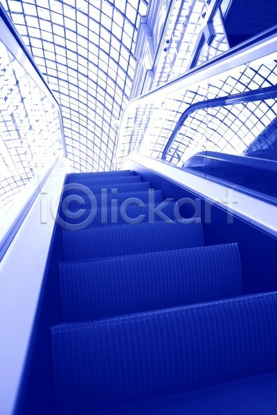 미래 사람없음 JPG 포토 해외이미지 흑백 건축양식 계단 고무 금속 기계 단계 디자인 모션 반사 선 에스컬레이터 유리 천장 추상 투명 해외202004