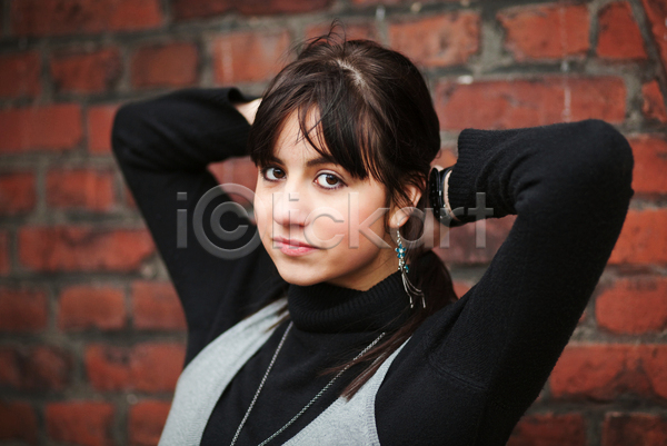 선택 사람 성인 여자 한명 JPG 소프트포커스 포토 해외이미지 갈색머리 관리 머리 백그라운드 벽 벽돌 빨간색 야외 오르기 잡기 해외202004
