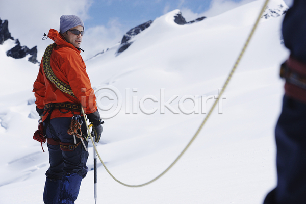 20대 남자 성인 성인남자한명만 한명 JPG 뒷모습 옆모습 포토 해외이미지 겨울 겨울옷 뉴질랜드 뒤돌아보기 등산 밧줄 산 상반신 서기 선글라스 설산 야외 응시 주간 탐험 트래킹 하이커 하이킹 해외202004