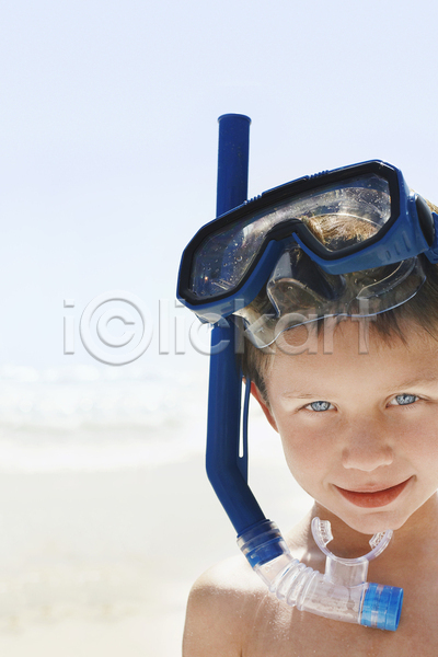 남자 소년 소년한명만 어린이 한명 JPG 앞모습 포토 해외이미지 바다 상반신 스노클링용품 야외 응시 주간 해변 해외202004